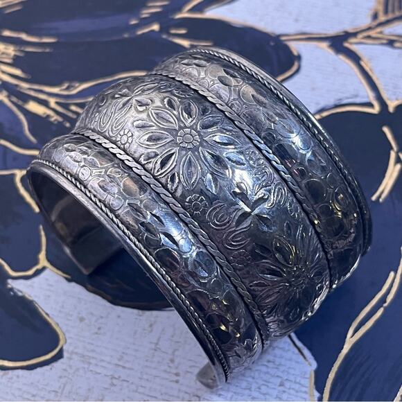 Vintage ENORMOUS Wide Tribal Etched Floral Bangle Silver Cuff Bracelet B1 - Picture 11 of 11